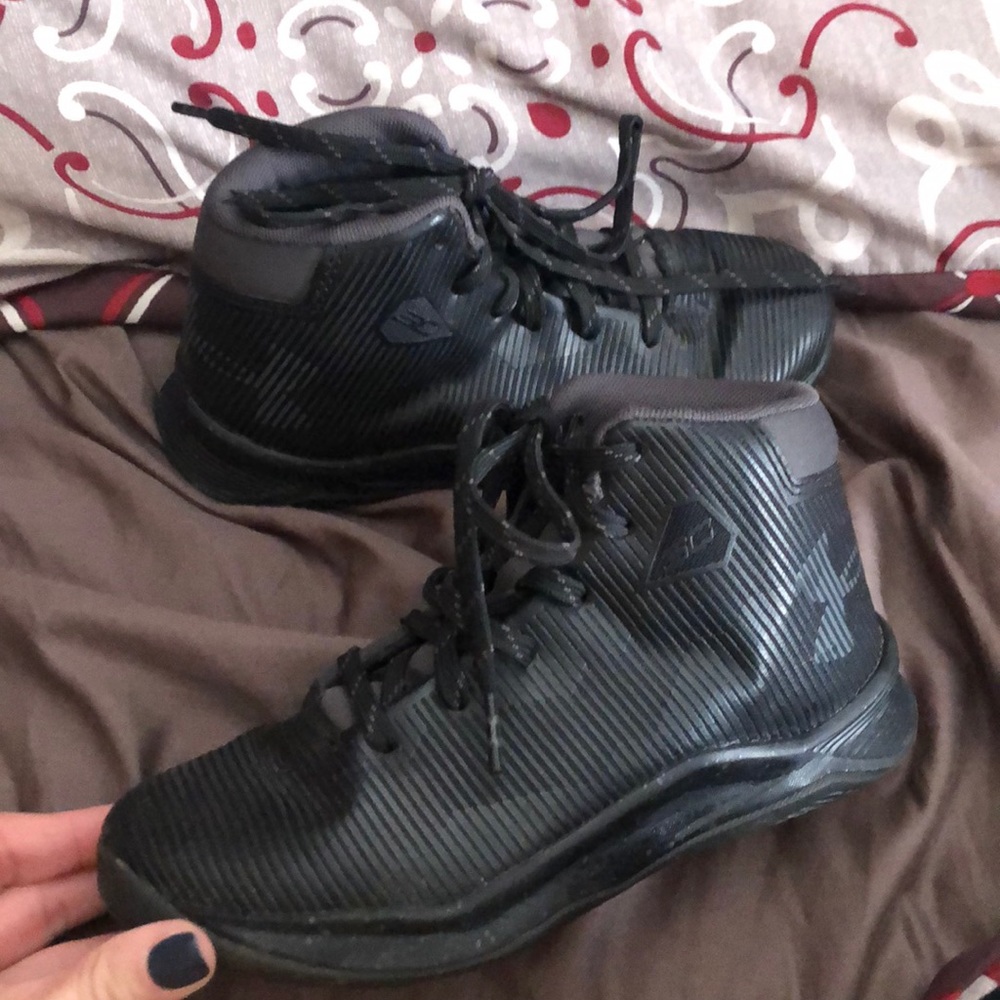 Stephen Curry boys black basketball shoes.